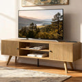 Buffet scandinave avec portes coulissantes, deux étagères et finition bambou naturel