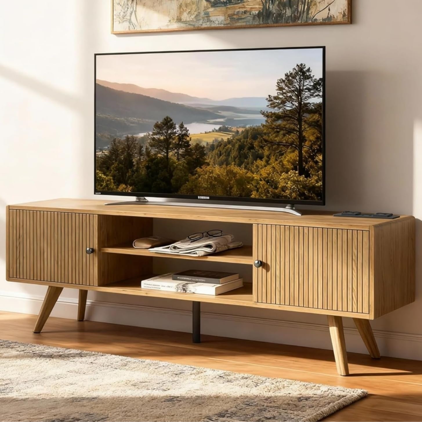 Buffet scandinave avec portes coulissantes, deux étagères et finition bambou naturel