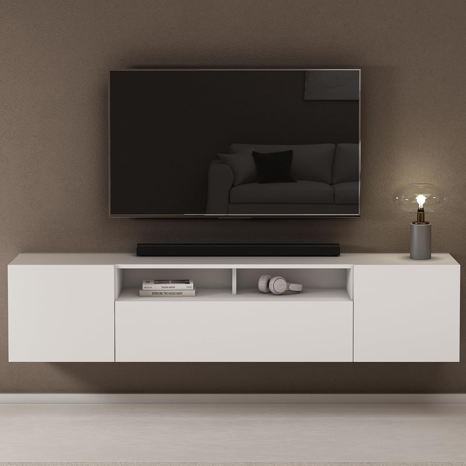 Meuble télévision bas avec trois portes et design minimaliste pour espace multimédia