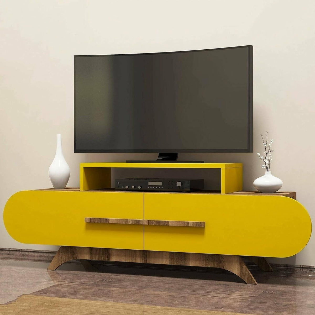 Meuble TV mural avec rangements intégrés en finition noyer et jaune pour intérieur contemporain
