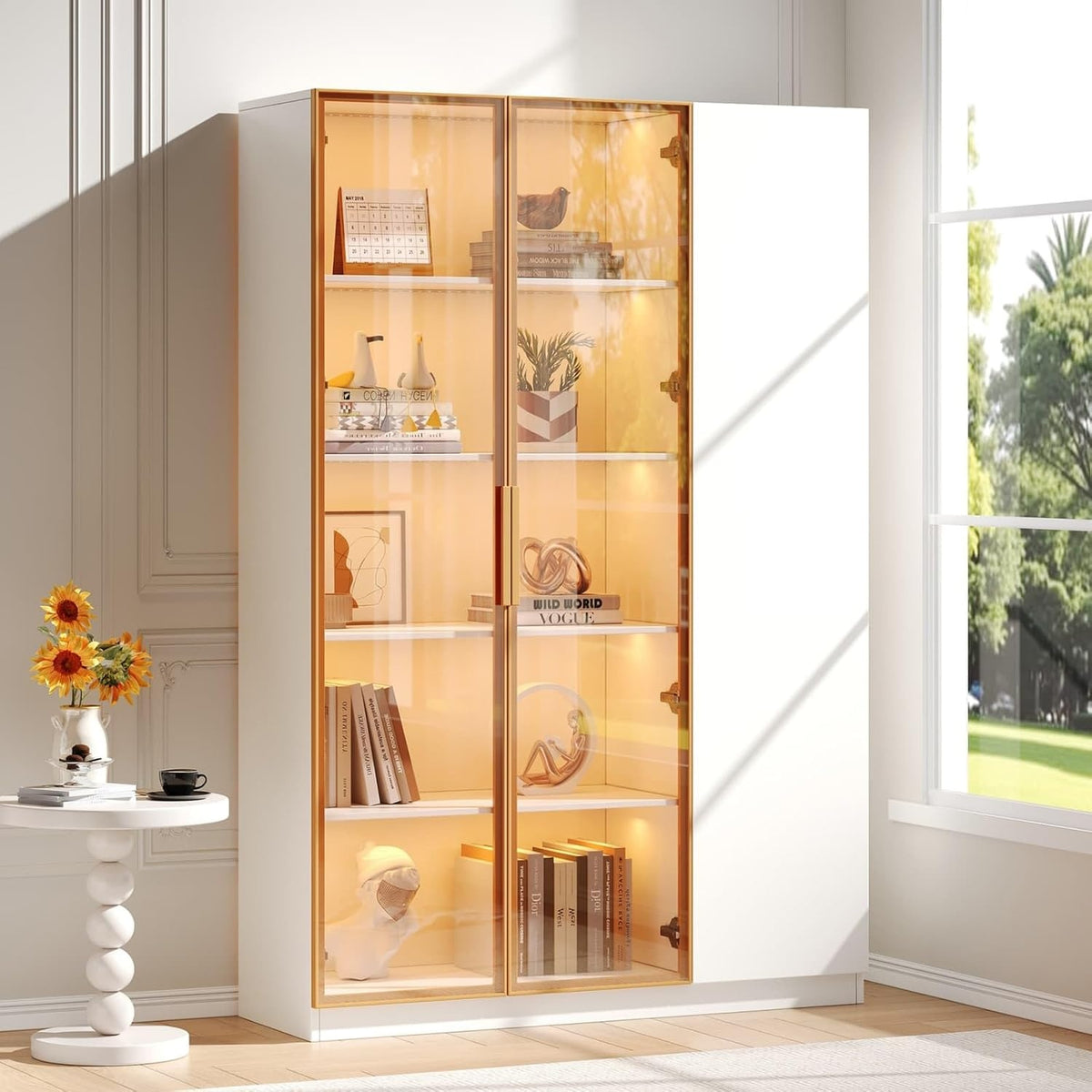 Vitrine de rangement à trois portes dont deux vitrées avec éclairage LED multicolore et étagères ajustables