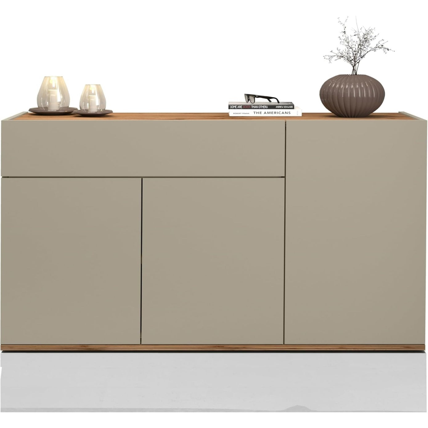 Enfilade compacte avec trois portes, un tiroir et finition taupe associée au décor chêne